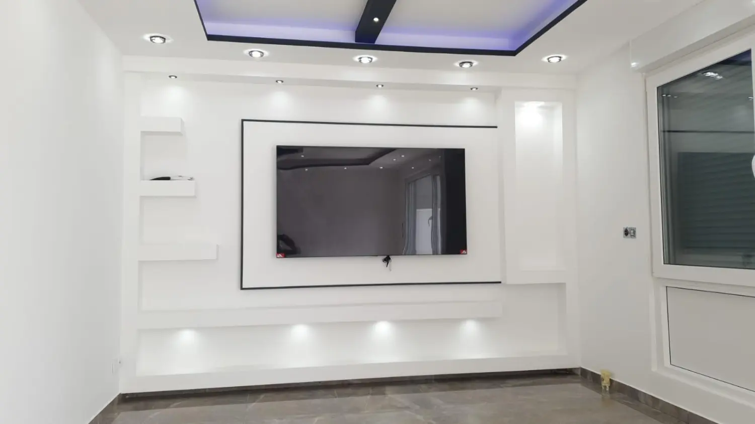 HotHolz - Raum-TV-Wand und Seitenregale